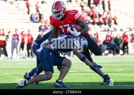 Ithaca, NY, États-Unis. 18 novembre 2023. Cornell Big Red Tight End Manny Adebi (17 ans) court avec le ballon après une prise alors que le défensif Jayden Marshall (avant) des Columbia Lions défend en seconde mi-temps le samedi 18 novembre 2023 au Schoellkopf Field à Ithaca, NY. Columbia a gagné 29-14. Rich Barnes/CSM/Alamy Live News Banque D'Images