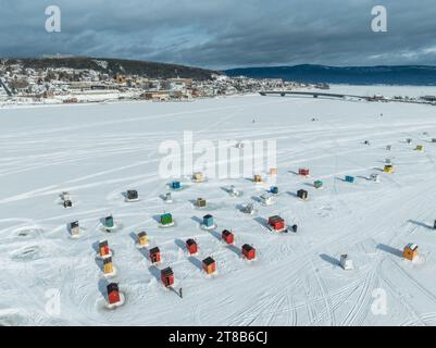 Cabanes de pêche sur glace hivernale dans la ville de Gaspé à Gaspé Peninsula au Québec, Canada Banque D'Images
