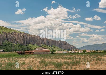 Paysage urbain des Mées au pied des Pénitents des Mées par une journée ensoleillée d'été Banque D'Images