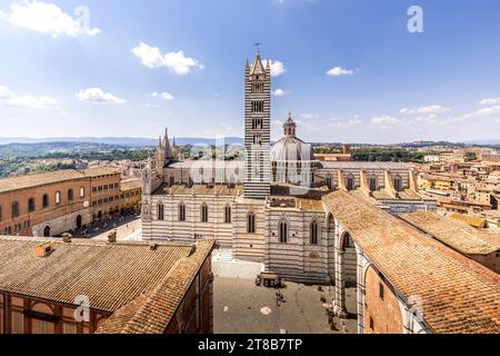 Sienne, Italie - 26 juillet 2023 : vue aérienne sur la cathédrale de Sienne à Sienne, région Toscane, Italie Banque D'Images