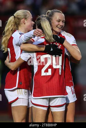 Crawley, Royaume-Uni. 19 novembre 2023. Frida Maanum (droite) d'Arsenal célèbre les buts lors du match de Barclays Women's Super League entre Brighton & Hove Albion et Arsenal au Broadfield Stadium de Crawley. Crédit : James Boardman/Alamy Live News Banque D'Images