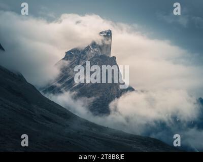 Thor Peak au col Akshayuk, parc national Auyuittuq, Nunavut, Canada Banque D'Images