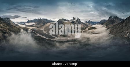 Breidablik Peak et Thor Peak au col Akshayuk, parc national Auyuittuq, Nunavut, Canada Banque D'Images