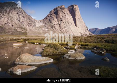 Falaises du côté est du col Akshayuk, parc national Auyuittuq, Nunavut, Canada Banque D'Images
