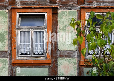 maison à colombages vide avec rideaux à panneaux Banque D'Images