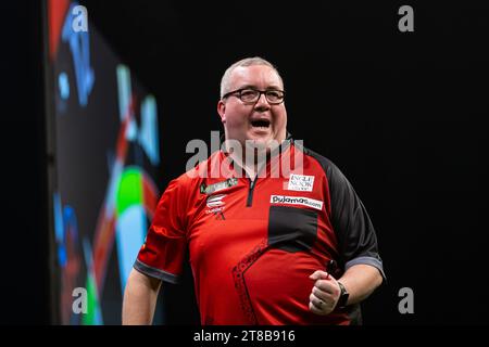 WV Active, Aldersley, Wolverhampton, Royaume-Uni. 19 novembre 2023. 2023 PDC Grand Chelem of Darts, demi-finales ; Stephen Bunting célèbre sa victoire contre Rob Cross Credit : action plus Sports/Alamy Live News Banque D'Images