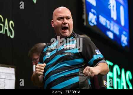 WV Active, Aldersley, Wolverhampton, Royaume-Uni. 19 novembre 2023. 2023 PDC Grand Chelem of Darts, demi-finales ; Rob Cross célèbre après avoir remporté une manche contre Stephen Bunting Credit : action plus Sports/Alamy Live News Banque D'Images