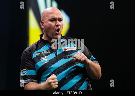 WV Active, Aldersley, Wolverhampton, Royaume-Uni. 19 novembre 2023. 2023 PDC Grand Chelem of Darts, demi-finales ; Rob Cross célèbre après avoir remporté une manche contre Stephen Bunting Credit : action plus Sports/Alamy Live News Banque D'Images