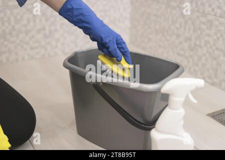 nettoyage des mains des filles de salle de bain dans le concept de nettoyage de gants bleus Banque D'Images