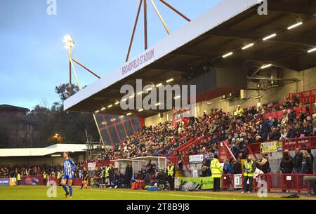 Crawley UK 19 novembre 2023 - Une bonne foule pour le match de football Barclays Women's Super League entre Brighton & Hove Albion et Arsenal au Broadfield Stadium de Crawley : Credit Simon Dack /TPI/ Alamy Live News Banque D'Images