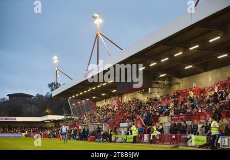 Crawley UK 19 novembre 2023 - Une bonne foule pour le match de football Barclays Women's Super League entre Brighton & Hove Albion et Arsenal au Broadfield Stadium de Crawley : Credit Simon Dack /TPI/ Alamy Live News Banque D'Images