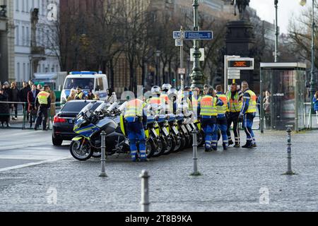 Volkstrauertag, Staatsspitze BEI der Neuen Wache Berlin, Polizei Volkstrauertag, Kranzniederlegung für die Opfer von Krieg und Gewaltherrschaft am 19. Novembre 2023 in der Neuen Wache Berlin Berlin Berlin GER *** jour du souvenir, Chef de l'Etat à la Neue Wache Berlin, jour du souvenir de la police, cérémonie de dépôt de couronnes pour les victimes de la guerre et de la tyrannie le 19 novembre 2023 à la Neue Wache Berlin Berlin Berlin GER Credit : Imago/Alamy Live News Banque D'Images