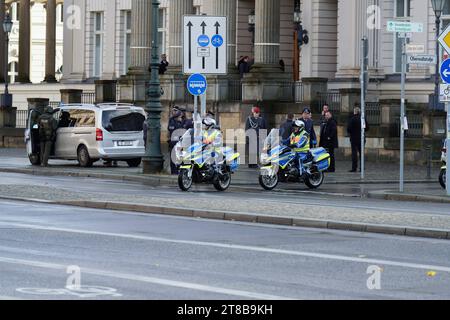 Volkstrauertag, Staatsspitze BEI der Neuen Wache Berlin, Polizei Volkstrauertag, Kranzniederlegung für die Opfer von Krieg und Gewaltherrschaft am 19. Novembre 2023 in der Neuen Wache Berlin Berlin Berlin GER *** jour du souvenir, Chef de l'Etat à la Neue Wache Berlin, jour du souvenir de la police, cérémonie de dépôt de couronnes pour les victimes de la guerre et de la tyrannie le 19 novembre 2023 à la Neue Wache Berlin Berlin Berlin GER Credit : Imago/Alamy Live News Banque D'Images