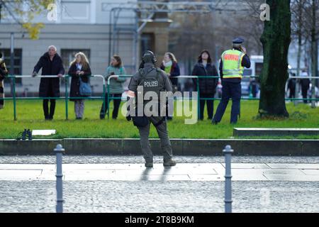 Volkstrauertag, Staatsspitze BEI der Neuen Wache Berlin, Polizei Volkstrauertag, Kranzniederlegung für die Opfer von Krieg und Gewaltherrschaft am 19. Novembre 2023 in der Neuen Wache Berlin Berlin Berlin GER *** jour du souvenir, Chef de l'Etat à la Neue Wache Berlin, jour du souvenir de la police, cérémonie de dépôt de couronnes pour les victimes de la guerre et de la tyrannie le 19 novembre 2023 à la Neue Wache Berlin Berlin Berlin GER Credit : Imago/Alamy Live News Banque D'Images