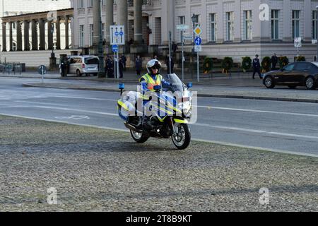 Volkstrauertag, Staatsspitze BEI der Neuen Wache Berlin, Polizei Volkstrauertag, Kranzniederlegung für die Opfer von Krieg und Gewaltherrschaft am 19. Novembre 2023 in der Neuen Wache Berlin Berlin Berlin GER *** jour du souvenir, Chef de l'Etat à la Neue Wache Berlin, jour du souvenir de la police, cérémonie de dépôt de couronnes pour les victimes de la guerre et de la tyrannie le 19 novembre 2023 à la Neue Wache Berlin Berlin Berlin GER Credit : Imago/Alamy Live News Banque D'Images