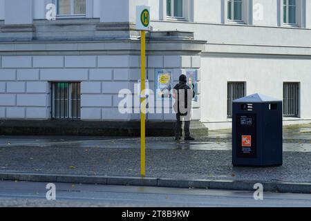 Volkstrauertag, Staatsspitze BEI der Neuen Wache Berlin, einsamer Polizist Volkstrauertag, Kranzniederlegung für die Opfer von Krieg und Gewaltherrschaft am 19. Novembre 2023 in der Neuen Wache Berlin Berlin Berlin GER *** jour du souvenir, Chef de l'Etat à la Neue Wache Berlin, policier solitaire jour du souvenir, cérémonie de dépôt de couronnes pour les victimes de la guerre et de la tyrannie le 19 novembre 2023 à la Neue Wache Berlin Berlin Berlin GER Credit : Imago/Alamy Live News Banque D'Images