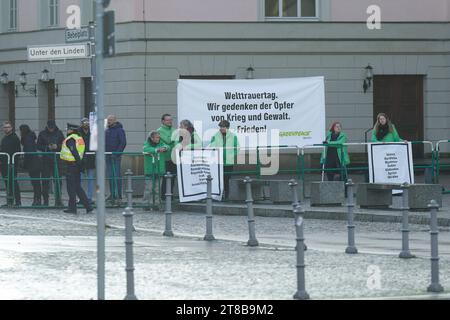 Volkstrauertag, Staatsspitze BEI der Neuen Wache Berlin, Greenpeace demonstriert Volkstrauertag, Kranzniederlegung für die Opfer von Krieg und Gewaltherrschaft am 19. Novembre 2023 in der Neuen Wache Berlin Berlin Berlin GER *** Volkstrauertag, Chef d'Etat à la Neue Wache Berlin, Greenpeace présente Volkstrauertag, cérémonie de dépôt de couronnes pour les victimes de la guerre et de la tyrannie le 19 novembre 2023 à la Neue Wache Berlin Berlin Berlin GER Credit : Imago/Alamy Live News Banque D'Images