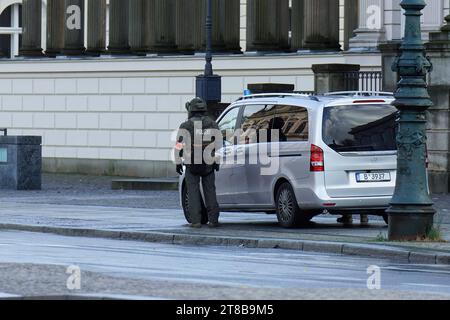 Volkstrauertag, Staatsspitze BEI der Neuen Wache Berlin, Polizei Volkstrauertag, Kranzniederlegung für die Opfer von Krieg und Gewaltherrschaft am 19. Novembre 2023 in der Neuen Wache Berlin Berlin Berlin GER *** jour du souvenir, Chef de l'Etat à la Neue Wache Berlin, jour du souvenir de la police, cérémonie de dépôt de couronnes pour les victimes de la guerre et de la tyrannie le 19 novembre 2023 à la Neue Wache Berlin Berlin Berlin GER Credit : Imago/Alamy Live News Banque D'Images