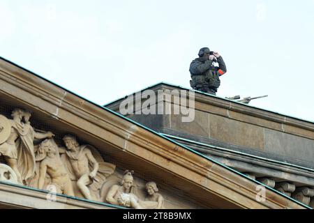 Volkstrauertag, Staatsspitze BEI der Neuen Wache Berlin, Scharfschütze der Polizei Volkstrauertag, Kranzniederlegung für die Opfer von Krieg und Gewaltherrschaft am 19. Novembre 2023 in der Neuen Wache Berlin Berlin Berlin GER *** jour du souvenir, Chef de l'Etat à la Neue Wache Berlin, sniper de police jour du souvenir, cérémonie de dépôt de gerbe pour les victimes de la guerre et de la tyrannie le 19 novembre 2023 à la Neue Wache Berlin Berlin Berlin GER Credit : Imago/Alamy Live News Banque D'Images