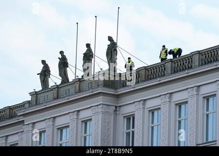 Volkstrauertag, Staatsspitze BEI der Neuen Wache Berlin, Polizei Volkstrauertag, Kranzniederlegung für die Opfer von Krieg und Gewaltherrschaft am 19. Novembre 2023 in der Neuen Wache Berlin Berlin Berlin GER *** jour du souvenir, Chef de l'Etat à la Neue Wache Berlin, jour du souvenir de la police, cérémonie de dépôt de couronnes pour les victimes de la guerre et de la tyrannie le 19 novembre 2023 à la Neue Wache Berlin Berlin Berlin GER Credit : Imago/Alamy Live News Banque D'Images