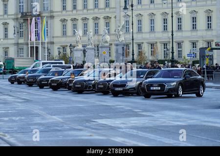 Volkstrauertag, Staatsspitze BEI der Neuen Wache Berlin Volkstrauertag, Kranzniederlegung für die Opfer von Krieg und Gewaltherrschaft am 19. Novembre 2023 in der Neuen Wache Berlin Berlin Berlin GER *** Journée du souvenir, Chef de l'Etat à la Neue Wache Berlin Journée du souvenir, cérémonie de dépôt de couronnes pour les victimes de la guerre et de la tyrannie le 19 novembre 2023 à la Neue Wache Berlin Berlin Berlin GER Credit : Imago/Alamy Live News Banque D'Images