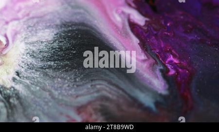 Peinture ondulée fluide scintillante flux d'eau violet noir Banque D'Images