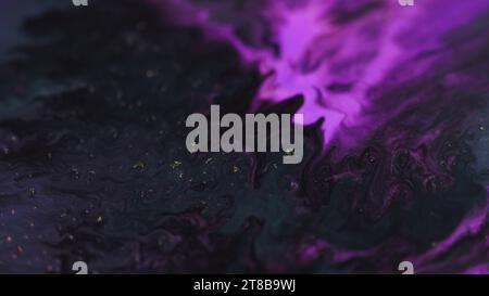 Peinture goutte à goutte d'encre flux d'eau néon violet vague noire Banque D'Images