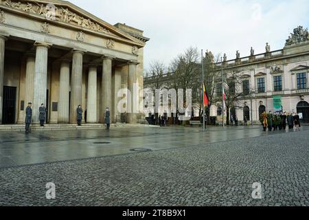 Volkstrauertag, Staatsspitze BEI der Neuen Wache Berlin, Soldaten Volkstrauertag, Kranzniederlegung für die Opfer von Krieg und Gewaltherrschaft am 19. Novembre 2023 in der Neuen Wache Berlin Berlin Berlin GER *** Journée du souvenir, Chef de l'Etat à la Neue Wache Berlin, Journée du souvenir des soldats, cérémonie de dépôt de couronnes pour les victimes de la guerre et de la tyrannie le 19 novembre 2023 à la Neue Wache Berlin Berlin Berlin GER Credit : Imago/Alamy Live News Banque D'Images