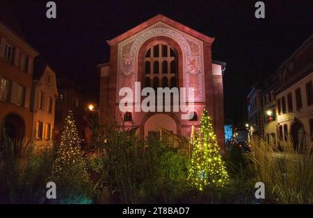 Sélestat, France - 25 décembre 2022 : célèbre Bibliothèque humaniste de la Renaissance à Sélestat la veille de Noël. Banque D'Images