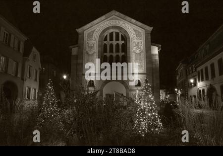 Sélestat, France - 25 décembre 2022 : célèbre Bibliothèque humaniste de la Renaissance à Sélestat la veille de Noël. Photo historique sépia. Banque D'Images