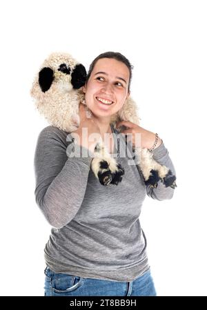 Agneau Valais blacknose et femme paysanne en face de fond blanc Banque D'Images