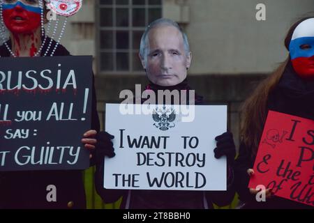 Londres, Angleterre, Royaume-Uni. 19 novembre 2023. Des militants et des partisans ukrainiens se sont rassemblés devant Downing Street pour protester contre les attaques russes en cours contre l'Ukraine. (Image de crédit : © Vuk Valcic/ZUMA Press Wire) USAGE ÉDITORIAL SEULEMENT! Non destiné à UN USAGE commercial ! Banque D'Images