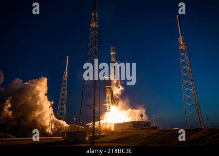 CAPE CANAVERAL, FLORIDE, États-Unis - 17 mars 2023 - Une fusée SpaceX Falcon 9 décolle de Cape Canaveral, Floride, États-Unis, transportant ses-18 et ses-19 Banque D'Images
