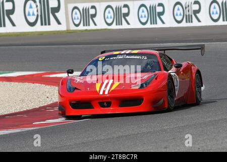 Scarperia - Italie, 28 octobre 2023 : Ferrari 458 GT3 en action sur le circuit du Mugello lors des Ferrari World finals 2023 en italie. Banque D'Images