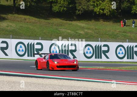 Scarperia - Italie, 28 octobre 2023 : Ferrari 458 GT3 en action sur le circuit du Mugello lors des Ferrari World finals 2023 en italie. Banque D'Images