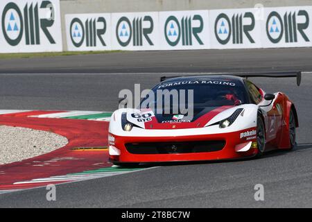 Scarperia - Italie, 28 octobre 2023 : Ferrari 458 GT3 en action sur le circuit du Mugello lors des Ferrari World finals 2023 en italie. Banque D'Images