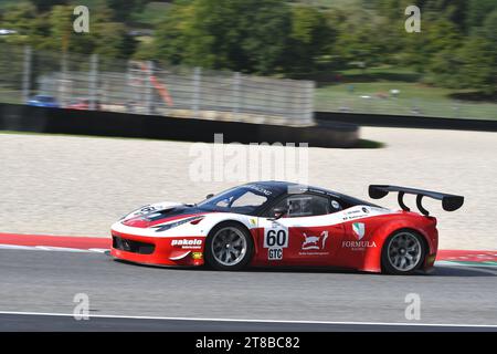 Scarperia - Italie, 28 octobre 2023 : Ferrari 458 GT3 en action sur le circuit du Mugello lors des Ferrari World finals 2023 en italie. Banque D'Images