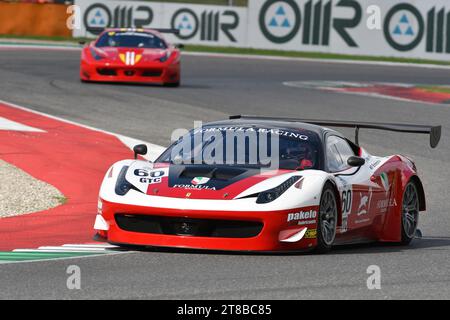 Scarperia - Italie, 28 octobre 2023 : Ferrari 458 GT3 en action sur le circuit du Mugello lors des Ferrari World finals 2023 en italie. Banque D'Images