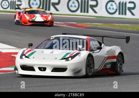 Scarperia - Italie, 28 octobre 2023 : Ferrari 458 GT3 en action sur le circuit du Mugello lors des Ferrari World finals 2023 en italie. Banque D'Images