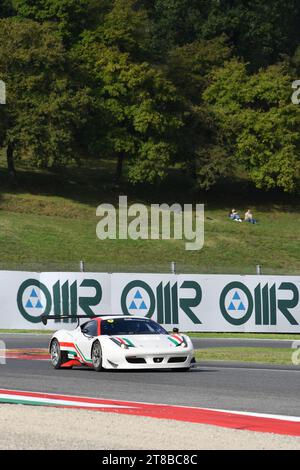 Scarperia - Italie, 28 octobre 2023 : Ferrari 458 GT3 en action sur le circuit du Mugello lors des Ferrari World finals 2023 en italie. Banque D'Images