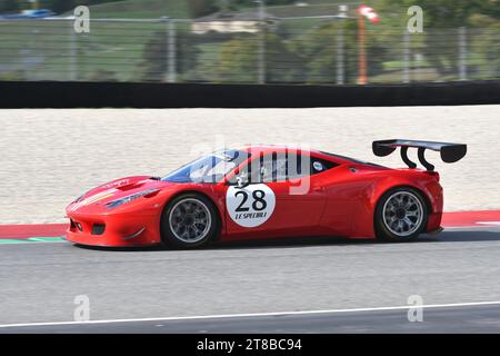 Scarperia - Italie, 28 octobre 2023 : Ferrari 458 GT3 en action sur le circuit du Mugello lors des Ferrari World finals 2023 en italie. Banque D'Images