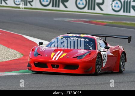 Scarperia - Italie, 28 octobre 2023 : Ferrari 458 GT3 en action sur le circuit du Mugello lors des Ferrari World finals 2023 en italie. Banque D'Images