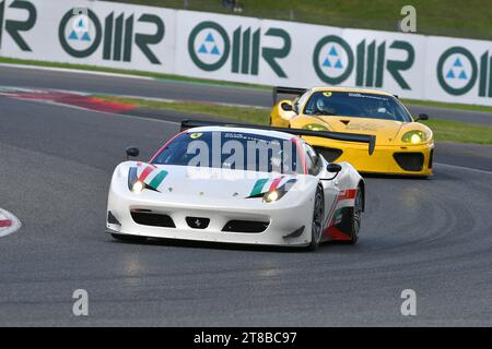 Scarperia - Italie, 28 octobre 2023 : Ferrari 458 GT3 en action sur le circuit du Mugello lors des Ferrari World finals 2023 en italie. Banque D'Images