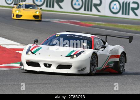 Scarperia - Italie, 28 octobre 2023 : Ferrari 458 GT3 en action sur le circuit du Mugello lors des Ferrari World finals 2023 en italie. Banque D'Images