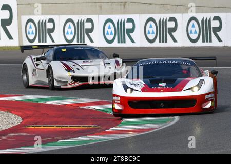 Scarperia - Italie, 28 octobre 2023 : Ferrari 458 GT3 en action sur le circuit du Mugello lors des Ferrari World finals 2023 en italie. Banque D'Images