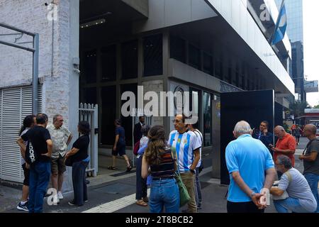 Sao Paulo SP, 11/19/2023 - Elections/pour/Présidence/de/Argentine Sao Paulo SP, 11/19/2023 - Elections/pour/Présidence/de/Argentine - Argentins résidant au Brésil, assistent au Consulat d'Argentine à Sao Paulo, situé sur Av.Paulsita, ce dimanche 19, pour voter au second tour des élections à la présidence de l'Argentine. Les candidats à la présidence de l'Argentine sont Sergio Massa et Javier Milei. Photo : Gabriel Silva/ATO Press Sao Paulo SP, 11/19/2023 - Elections/pour/Présidence/de/Argentine Sao Paulo Brasil Copyright : xGabrielxSilva/AtoxPressx crédit : Imago/Alamy Live News Banque D'Images