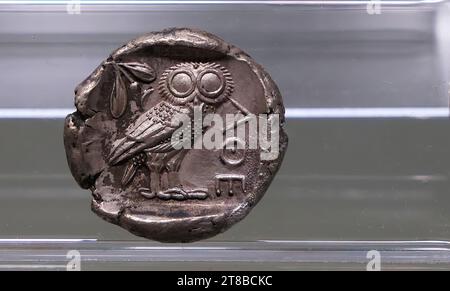 Ancien tétradrachme grec avec le hibou d'Athéna Banque D'Images