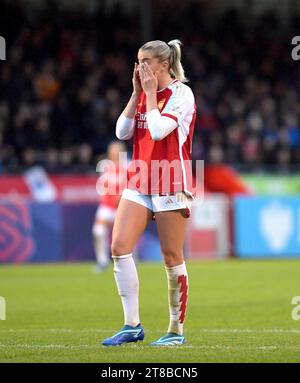 Crawley UK 19 novembre 2023 - Alessia Russo d'Arsenal se lave les yeux lors du match de football féminin Barclays Super League entre Brighton & Hove Albion et Arsenal au Broadfield Stadium de Crawley : Credit Simon Dack /TPI/ Alamy Live News Banque D'Images