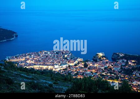 Dubrovnik, historiquement connue sous le nom de Raguse, brille le long de la mer Adriatique au crépuscule dans le sud de la Dalmatie, en Croatie. Banque D'Images