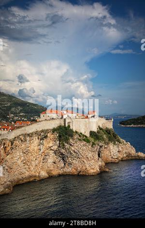 Dubrovnik, historiquement connue sous le nom de Raguse en italien ; est une ville fortifiée historique dans le sud de la Dalmatie, en Croatie, au bord de la mer Adriatique. Banque D'Images